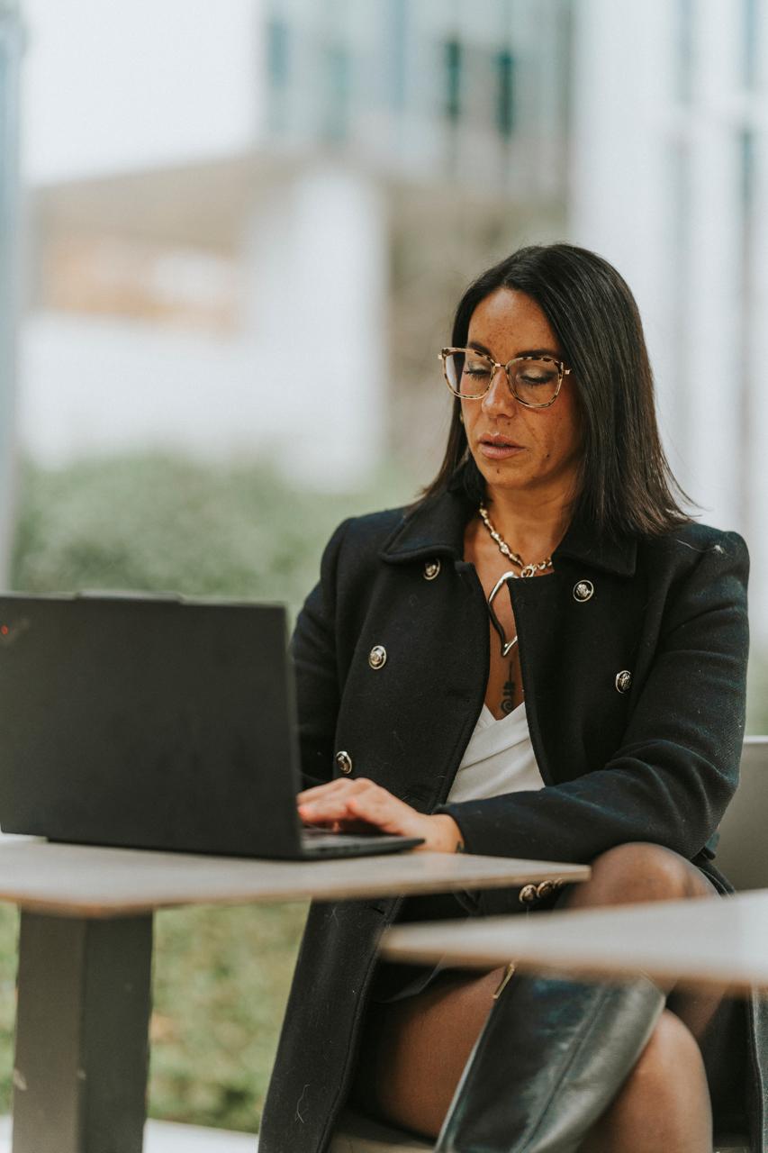 Francisca López, fundadora de JASALTEC, trabajando en su computador